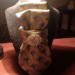 Ladies Tie w/Brooch